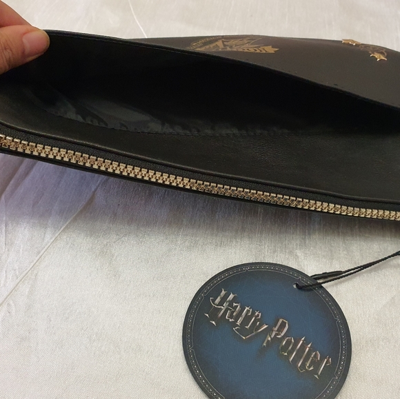 Harry Potter Hogwarts Cosmetic Bag - Picture 10 of 16